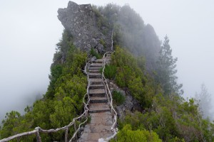 4×400米接力队员挺着绷带脚踝坚持跑完一棒，赛后痛到坐轮椅领奖，4×200米接力规则